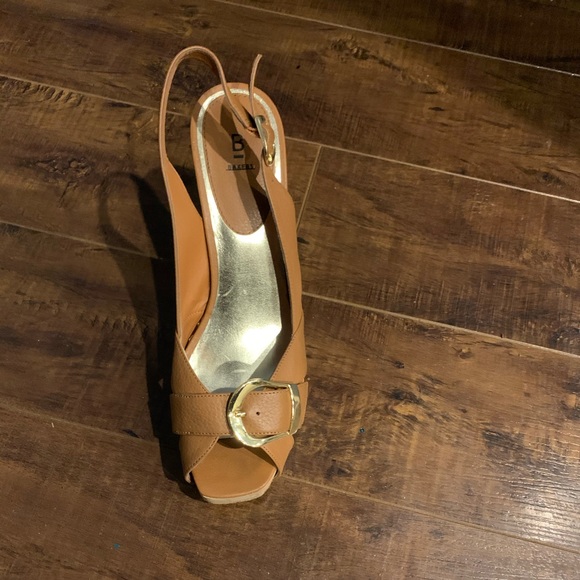 Tan heels - Picture 1 of 2